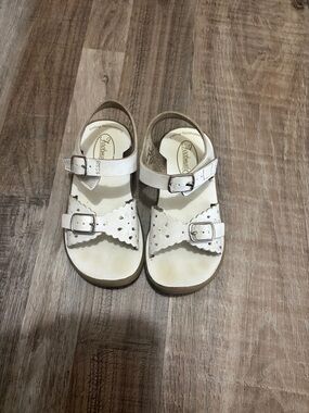 FootMates White Kids Buckle Sandals with Scalloped Straps